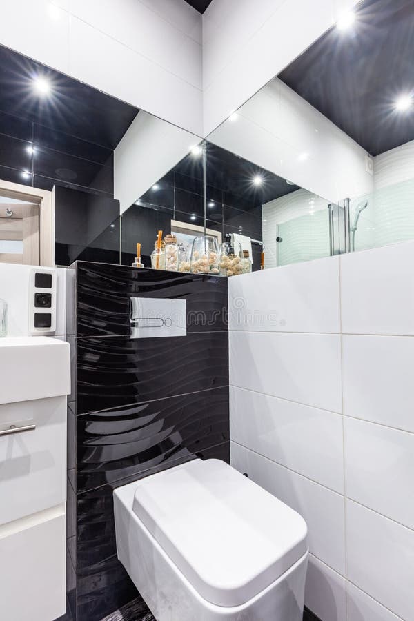 Modernes kleines Badezimmer stockbilder