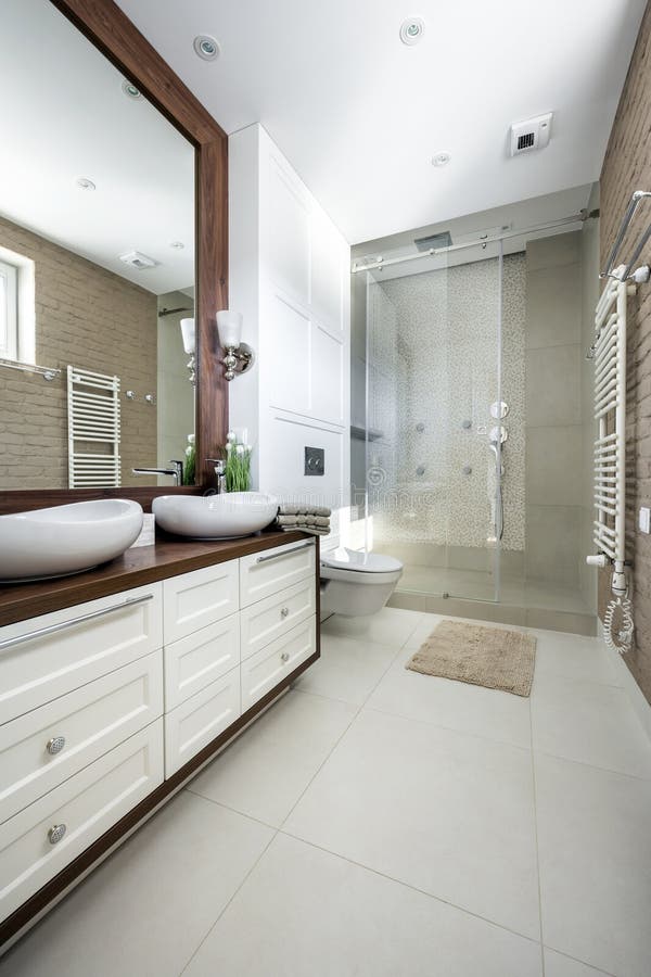 Modernes kleines Badezimmer in stilvollem Apartment lizenzfreie stockfotografie