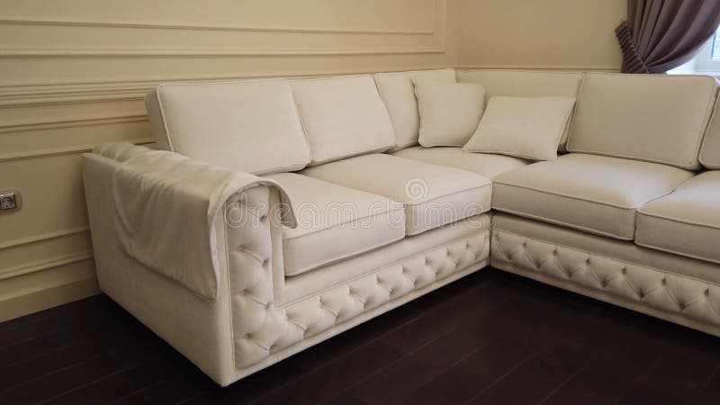 Modernes Luxuswohnzimmer mit weißem ledernem Ecksofa stockbild Modernes Luxuswohnzimmer mit weißem ledernem Ecksofa stockbild