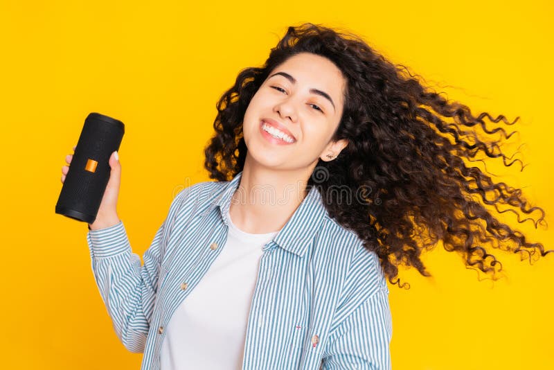 Modernes modisches M?dchen, das Musik durch drahtlosen tragbaren Sprecher h?rt Junge Sch?nheit mit dem gelockten Frisurgenie?en stockfotos Modernes modisches M?dchen, das Musik durch drahtlosen tragbaren Sprecher h?rt Junge Sch?nheit mit dem gelockten Frisurgenie?en stockfotos