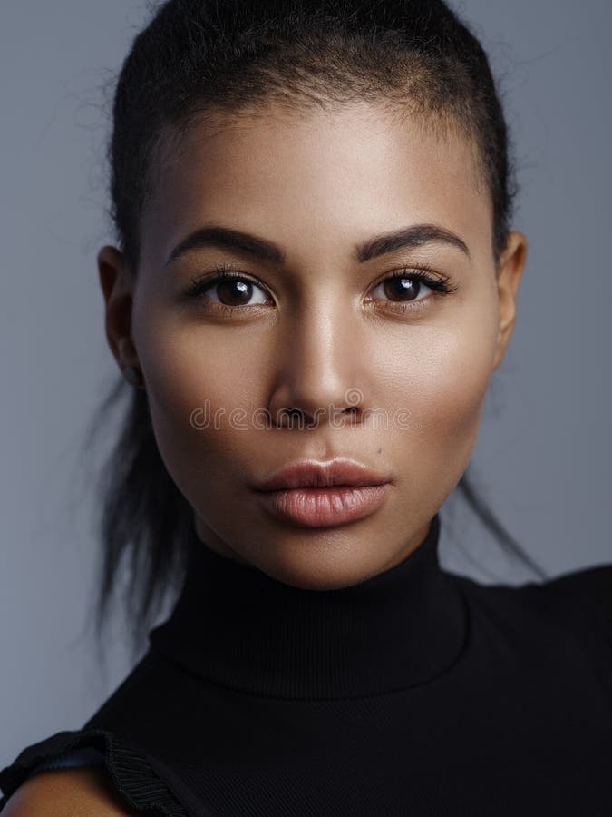 Modernes Porträt der Nahaufnahme eines weiblichen Modells des schönen Afroamerikaners mit nacktem neuem Make-up stockfotografie Modernes Porträt der Nahaufnahme eines weiblichen Modells des schönen Afroamerikaners mit nacktem neuem Make-up stockfotografie