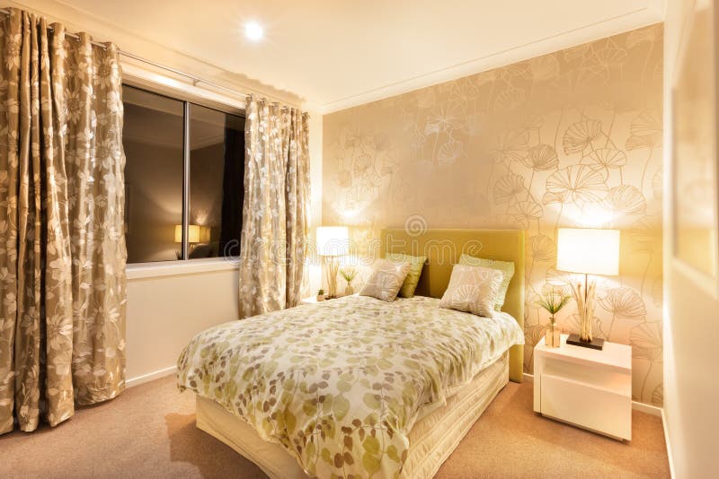 Modernes Schlafzimmer mit dem Königgrößenbett belichtet durch Tischlampen lizenzfreie stockfotos Modernes Schlafzimmer mit dem Königgrößenbett belichtet durch Tischlampen lizenzfreie stockfotos