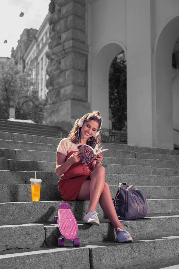 Modernes Studentingefühl glücklich nachdem dem Skateboard fahren mit ihren Freunden im Park stockbild Modernes Studentingefühl glücklich nachdem dem Skateboard fahren mit ihren Freunden im Park stockbild