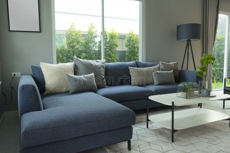 Modernes Und Stilvolles Wohnzimmer, Blaues Sofa Und Graues Kissen Mit