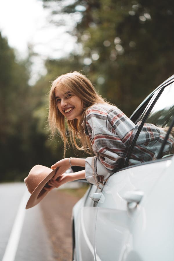 Moderno bonito da menina que aprecia a estrada secundária fotografia de stock Moderno bonito da menina que aprecia a estrada secundária fotografia de stock