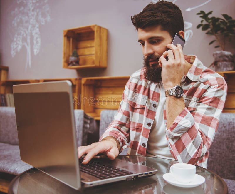 Barbeiro Moderno Barbudo com Telemóvel foto de stock royalty free