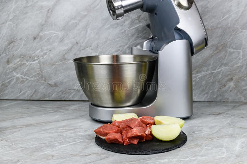 https://thumbs.dreamstime.com/b/moderno-procesador-de-alimentos-con-molino-carne-y-paz-cerdo-en-una-mesa-cocina-271300122.jpg