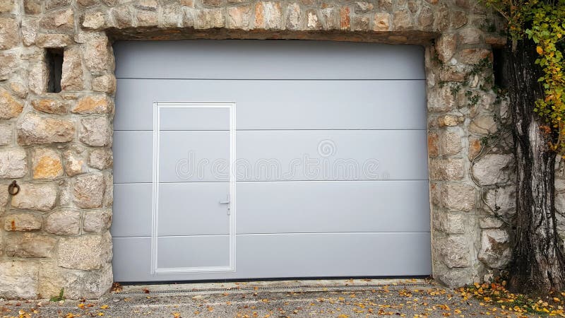 Aberturas De Garagem Na Nova Construção De Madeira Foto de Stock - Imagem  de moderno, trusco: 208669250