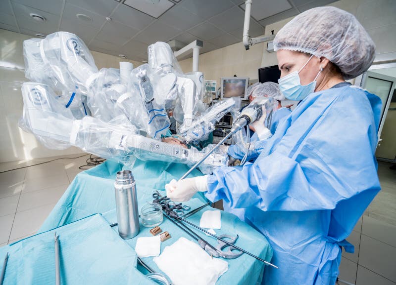 Moderno sistema chirurgico. robot medico. chirurgia robotica poco invasiva.