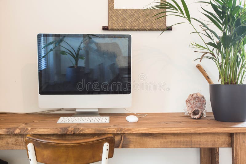 Modernt arbetsställe hemma med datoren arkivbilder Modernt arbetsställe hemma med datoren arkivbilder