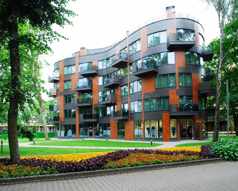 Modernt bostads- hus i den gröna miljön arkivbilder Modernt bostads- hus i den gröna miljön arkivbilder