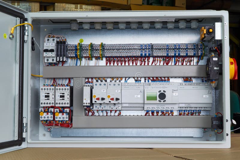 Modernt elektriskt kontrollkabinett med kontrollant- och strömkretssäkerhetsbrytare fotografering för bildbyråer Modernt elektriskt kontrollkabinett med kontrollant- och strömkretssäkerhetsbrytare fotografering för bildbyråer