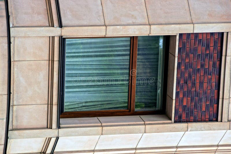 Modernt fönster med gardiner på byggnaden av lägenhethuset royaltyfri foto Modernt fönster med gardiner på byggnaden av lägenhethuset royaltyfri foto