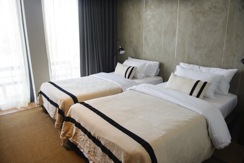 Modernt hotellrum med inre tvilling- sängar royaltyfri bild Modernt hotellrum med inre tvilling- sängar royaltyfri bild