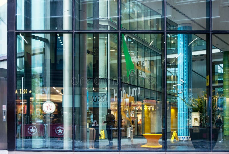 Modernt kontors- och kommerskvarter i London fotografering för bildbyråer Modernt kontors- och kommerskvarter i London fotografering för bildbyråer