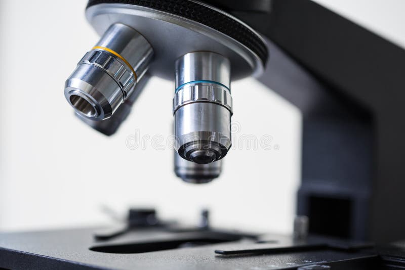 Modernt laboratoriummikroskop royaltyfria foton