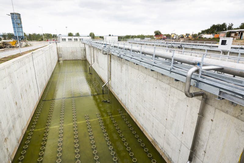 Modernt stads- avloppsvattenreningsverk fotografering för bildbyråer Modernt stads- avloppsvattenreningsverk fotografering för bildbyråer