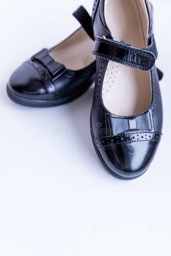 aves de corral Evaluación visual Modestos Holandeses De Cuero De Estilo Negro Sobre Fondo Blanco Zapatos  Escolares De Moda Zapatos Elegantes Para Niños Foto de archivo - Imagen de  manera, fashionable: 197398170