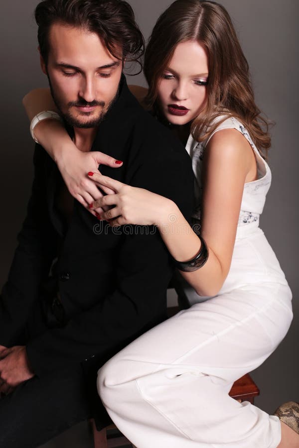 Modestudiofoto av härliga sexiga par royaltyfria foton Modestudiofoto av härliga sexiga par royaltyfria foton