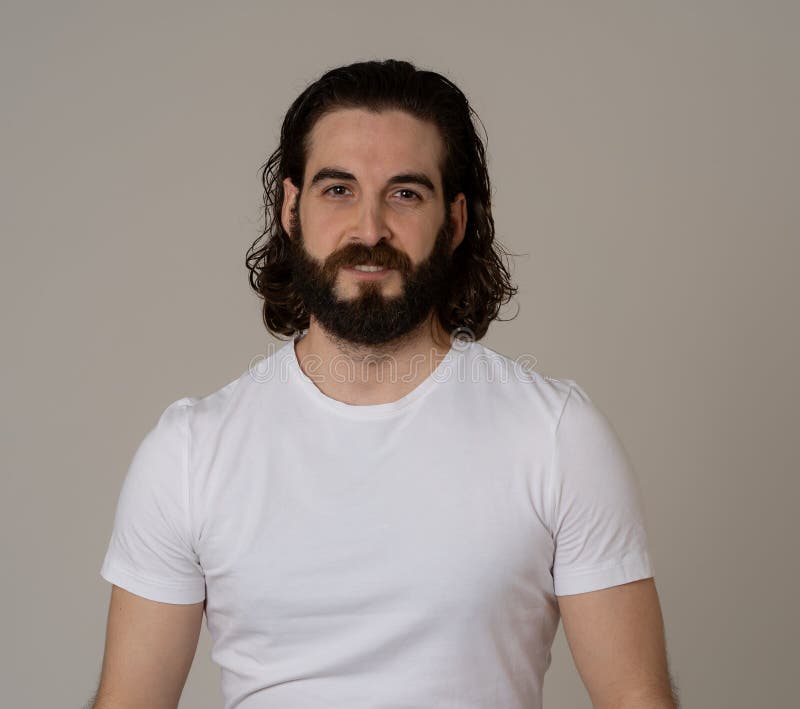 Modestående av attraktivt ungt manligt posera för hipstermanmodell som är lyckligt och som är sexigt för kameran arkivfoton Modestående av attraktivt ungt manligt posera för hipstermanmodell som är lyckligt och som är sexigt för kameran arkivfoton