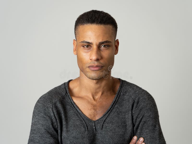 Modestående av posera för modell för attraktiv afrikansk amerikan som manligt är lyckligt och som är sexigt för kameran arkivfoto Modestående av posera för modell för attraktiv afrikansk amerikan som manligt är lyckligt och som är sexigt för kameran arkivfoto