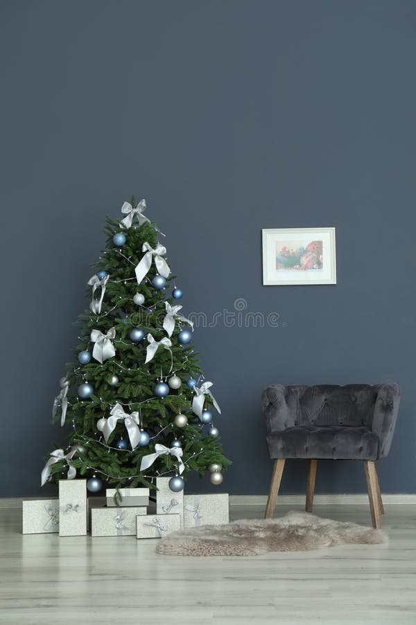 Modieus woonkamerbinnenland met verfraaide Kerstboom royalty-vrije stock fotografie Modieus woonkamerbinnenland met verfraaide Kerstboom royalty-vrije stock fotografie