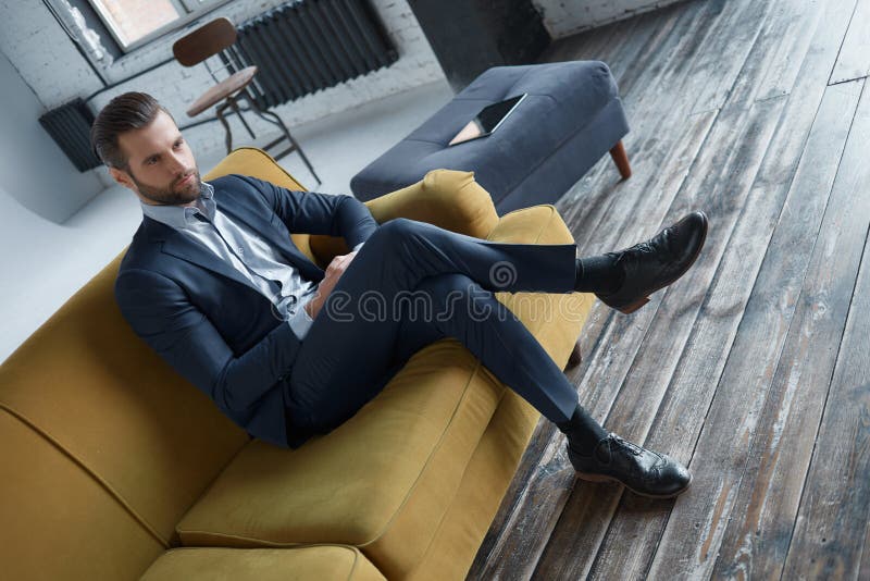 Modieuze jonge mens in een kostuum en een vlinderdas Bedrijfs stijl Modieus beeld Avondjurk Sexy en mens die bevinden zich kijken royalty-vrije stock fotografie Modieuze jonge mens in een kostuum en een vlinderdas Bedrijfs stijl Modieus beeld Avondjurk Sexy en mens die bevinden zich kijken royalty-vrije stock fotografie