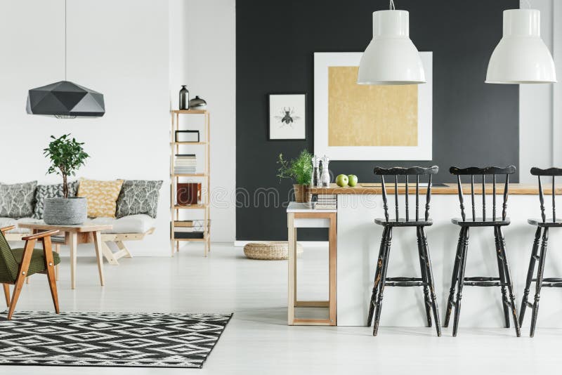 Stijlvolle kamer met gouden schilderij stock foto's