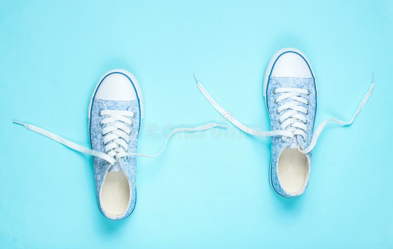 Modieuze tennisschoenen met losgeknoopt kant royalty-vrije stock afbeelding Modieuze tennisschoenen met losgeknoopt kant royalty-vrije stock afbeelding