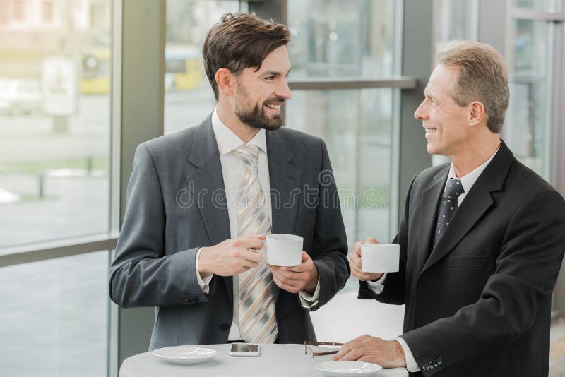 Modieuze zakenlieden die in bureau werken stock fotografie Modieuze zakenlieden die in bureau werken stock fotografie