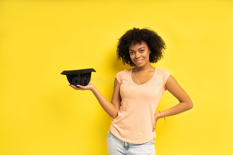 Modische sexy junge Frau, welche die zufällige Kleidung aufwirft über gelbem Hintergrund trägt lizenzfreies stockfoto Modische sexy junge Frau, welche die zufällige Kleidung aufwirft über gelbem Hintergrund trägt lizenzfreies stockfoto