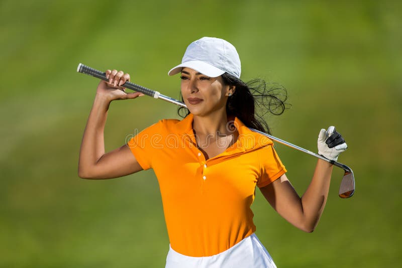 Modischer Brunette auf Golfplatz stockfotografie Modischer Brunette auf Golfplatz stockfotografie