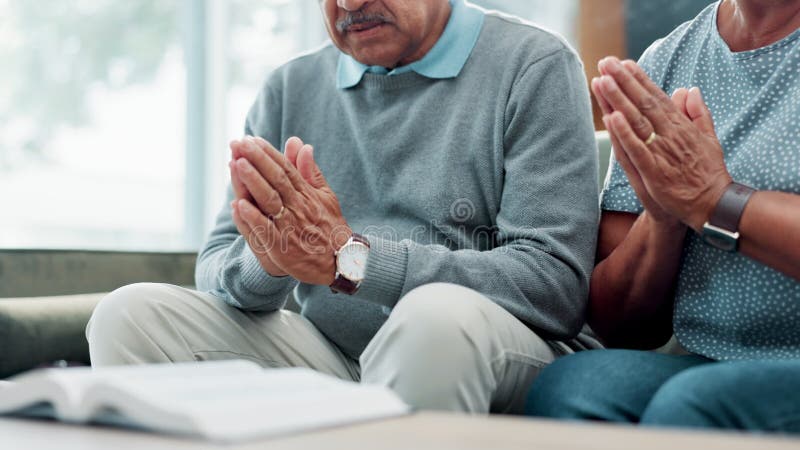 Modlitwa i dłonie seniorów z biblią na temat religii i pokoju z wiarą wiedzy i czcią na kanapie