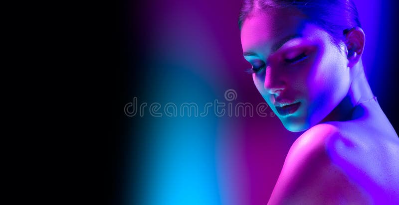 Modna modelka kobieta w kolorowych jasnych neonowych światłach pozujących się w studio nocnym klubie. portret pięknej dziewczyny w obrazy royalty free