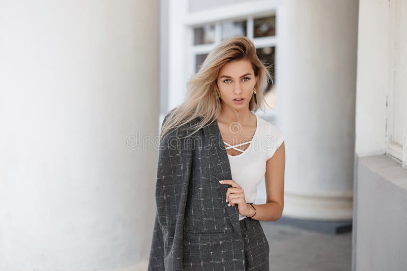 Modni piękni potomstwa modelują kobiety w roczniku modnym zdjęcia royalty free
