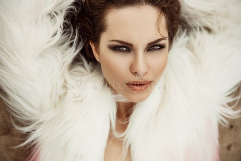 Modny i elegancki portret młoda brunetki kobieta z seksownym makeup zdjęcie stock Modny i elegancki portret młoda brunetki kobieta z seksownym makeup zdjęcie stock
