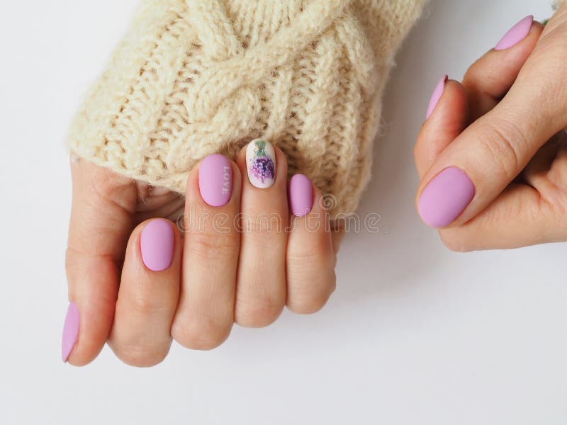 Modny lily manicure'u projekt w ręce fotografia royalty free Modny lily manicure'u projekt w ręce fotografia royalty free