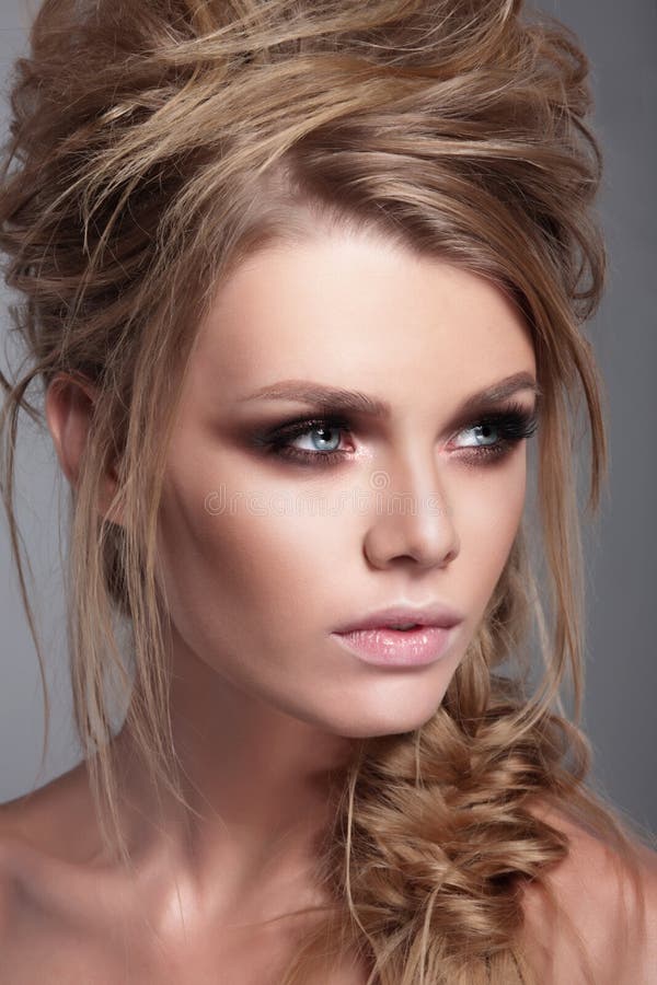 Modny portret kobiety zakończenie fotografia stock Modny portret kobiety zakończenie fotografia stock