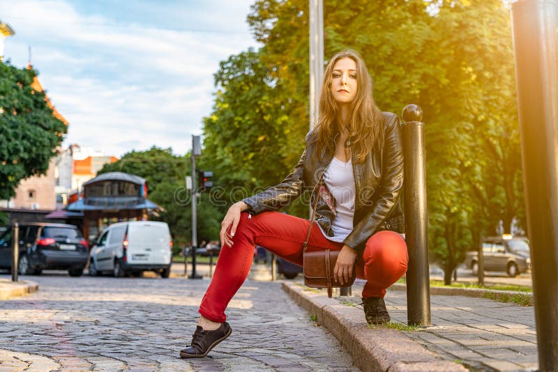 Modny seksowny dziewczyna model pozuje siedzieć na drodze na ulicie zdjęcie royalty free Modny seksowny dziewczyna model pozuje siedzieć na drodze na ulicie zdjęcie royalty free
