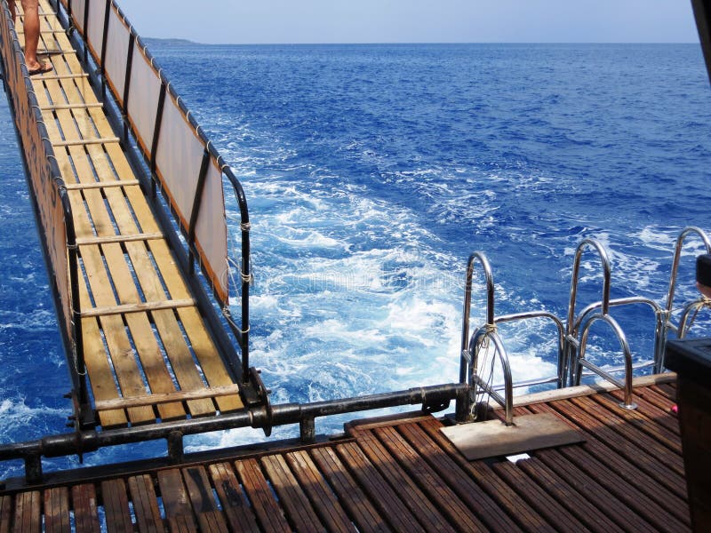 Modo dell'onda della schiuma dell'acqua di mare sulla ricerca di viaggio i cieli blu fotografia stock libera da diritti Modo dell'onda della schiuma dell'acqua di mare sulla ricerca di viaggio i cieli blu fotografia stock libera da diritti