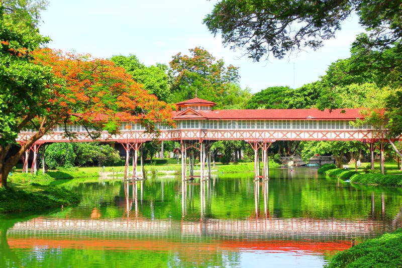 Modo di legno rosso della passeggiata sopra lo stagno a Sanam Chan Palace Nakorn Pathom fotografia stock libera da diritti Modo di legno rosso della passeggiata sopra lo stagno a Sanam Chan Palace Nakorn Pathom fotografia stock libera da diritti