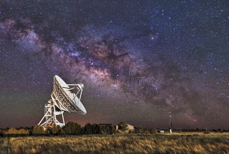 Modo latteo sopra il telescopio radiofonico immagine stock Modo latteo sopra il telescopio radiofonico immagine stock