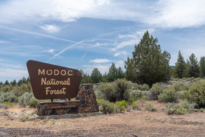 Modoc County, Kalifornien - 9. Juli 2019: Zeichen für den Modoc-staatlichen Wald, gelegen in extremem Nord-Kalifornien
