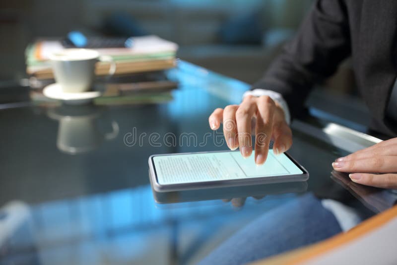 Modulo online di compilazione manuale per smart phone durante la notte fotografia stock