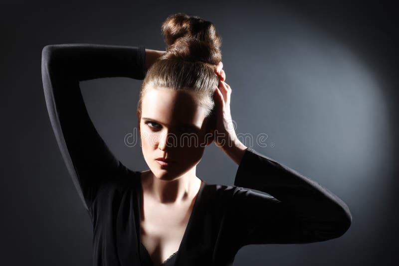Mody kobiety pracowniany portret z updo zdjęcia royalty free Mody kobiety pracowniany portret z updo zdjęcia royalty free