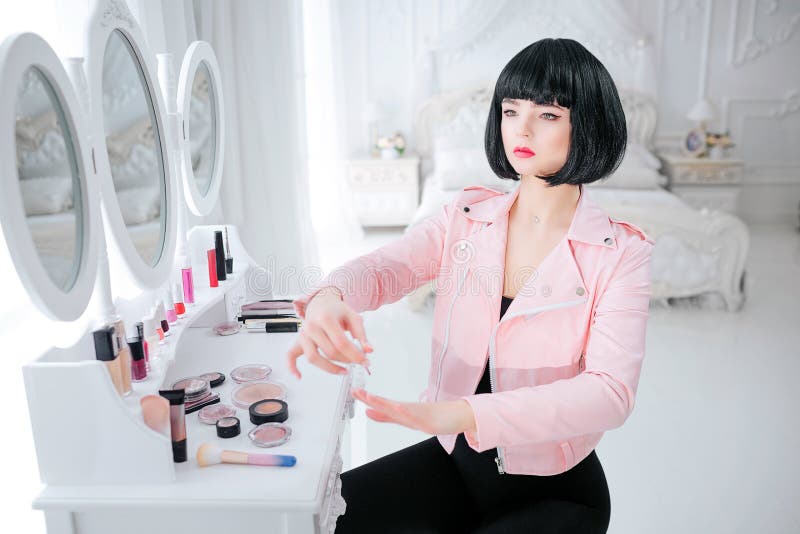 Mody pokraka Splendor syntetyczna dziewczyna, sfałszowana lala z pustym spojrzeniem i krótki czarni włosy, malujemy ona gwoździe obrazy stock Mody pokraka Splendor syntetyczna dziewczyna, sfałszowana lala z pustym spojrzeniem i krótki czarni włosy, malujemy ona gwoździe obrazy stock
