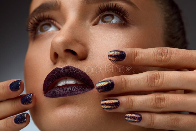 Mody zbliżenie Wspaniała kobieta Z Luksusowym Makeup I manicure'em fotografia stock Mody zbliżenie Wspaniała kobieta Z Luksusowym Makeup I manicure'em fotografia stock