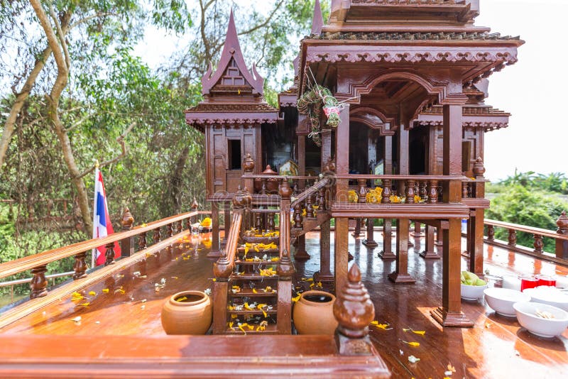 Modèle antique de style de maisons thaïlandaises foreshorten image stock Modèle antique de style de maisons thaïlandaises foreshorten image stock