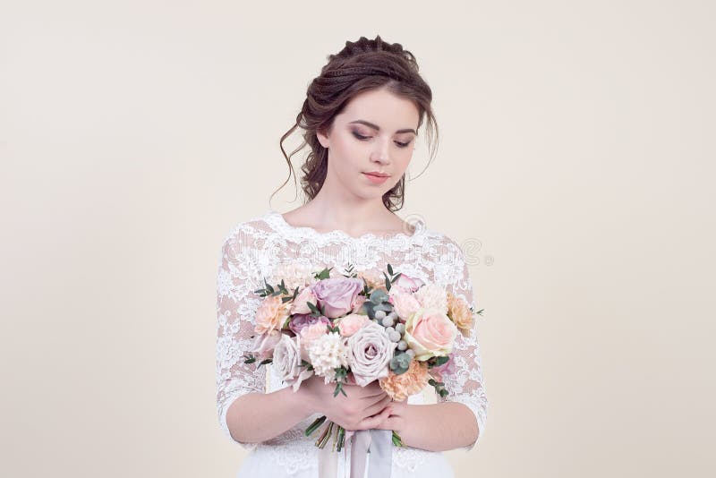Modèle avec le maquillage et la coiffure parfaits de mode image libre de droits Modèle avec le maquillage et la coiffure parfaits de mode image libre de droits