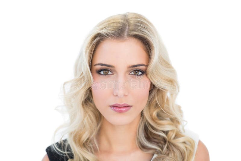 Modèle blond satisfait regardant l'appareil-photo image stock Modèle blond satisfait regardant l'appareil-photo image stock
